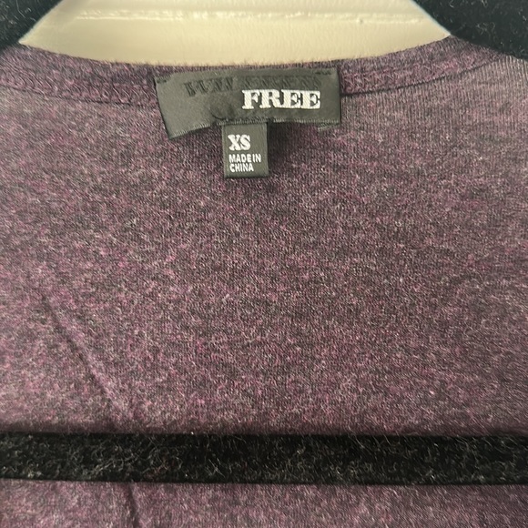 Wilfred Free v-neck pocket tee in eggplant - Picture 3 of 5